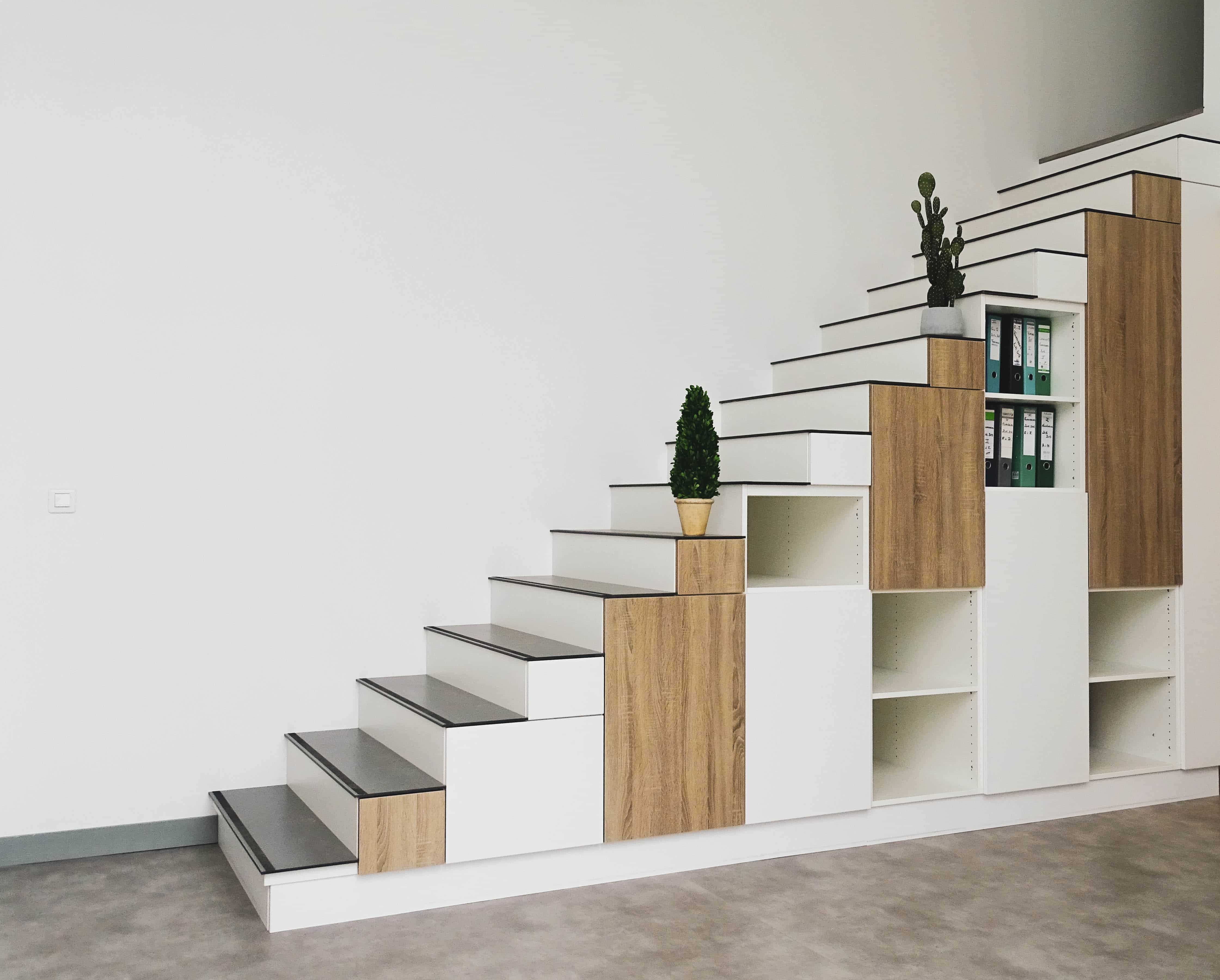 Escalier pour mezzanine et ses rangements sur mesure