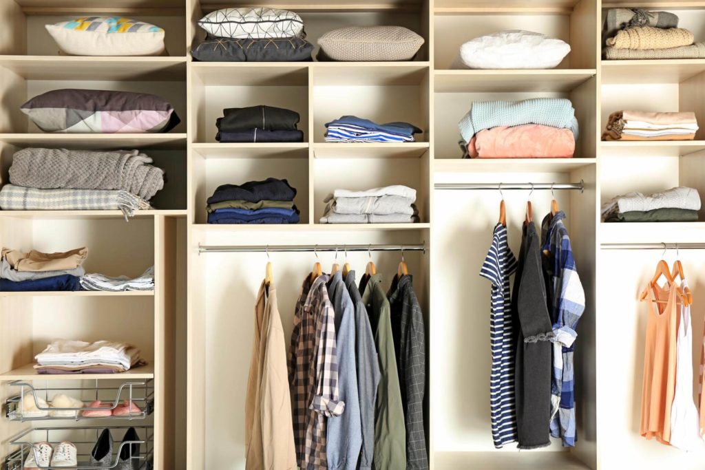 Dressing dans une chambre : 3 solutions pour y voir clair