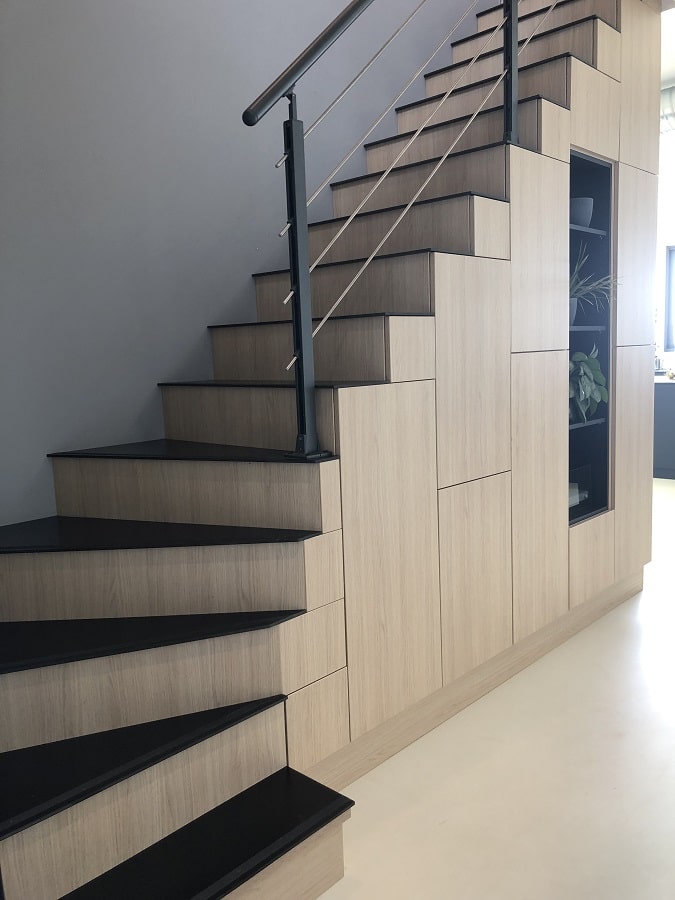 Armoire sous escalier pratique et sur mesure Armoire sous escalier pratique et sur mesure