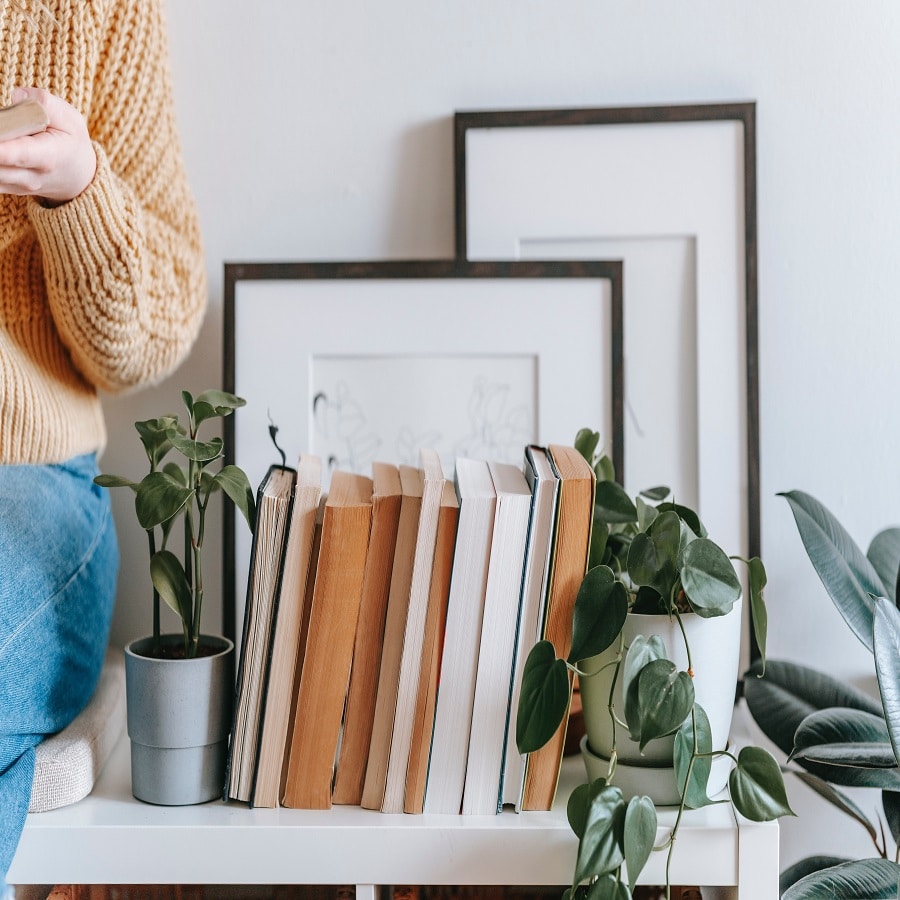Bibliothèque avec des plantes et des livres