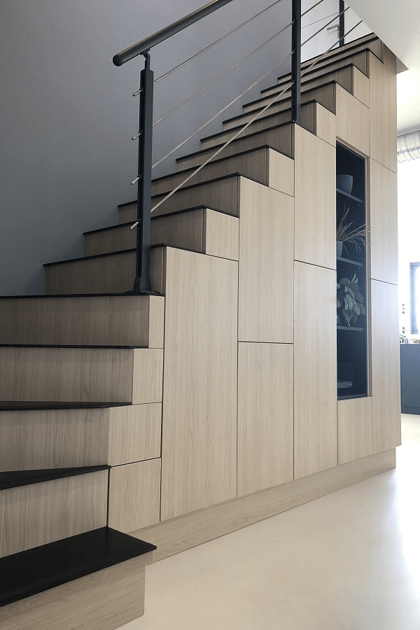 placard sous escalier en bois