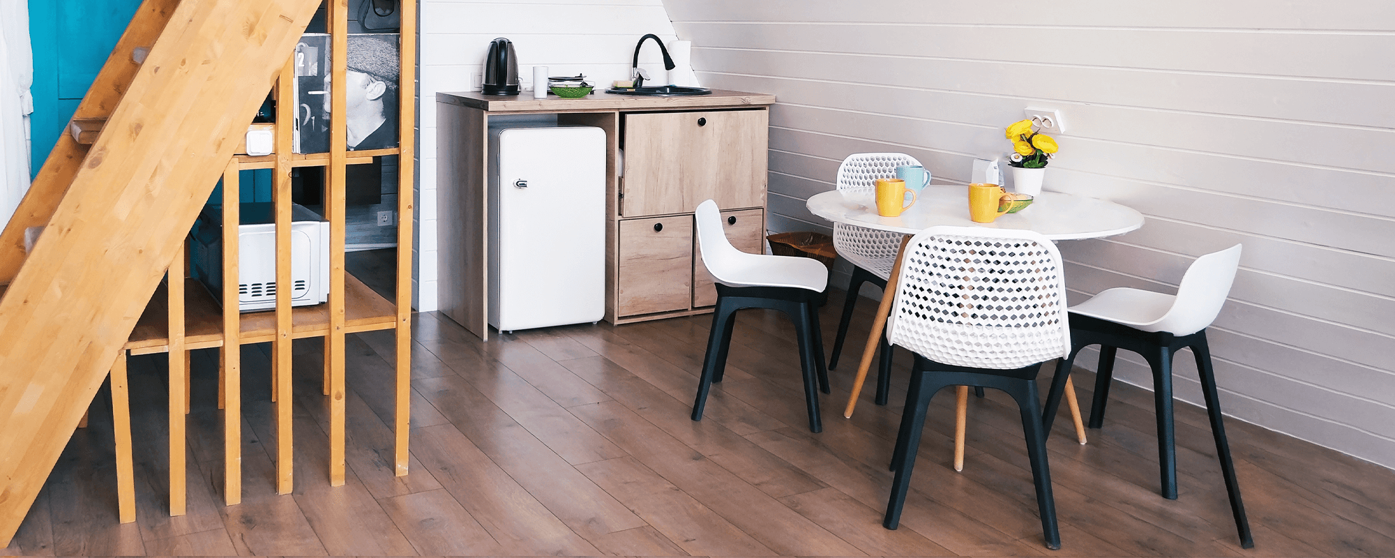 petit appartement avec des étagères de rangement sous l'escalier