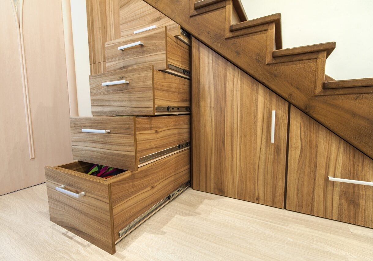 Meuble sous escalier avec dressing sur mesure et configurable