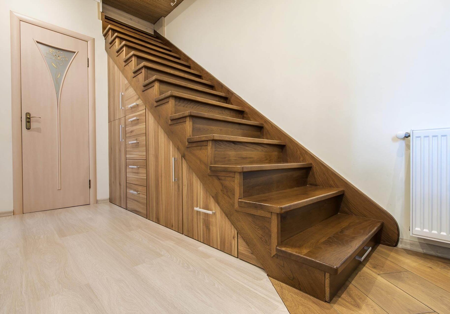 Créez des meubles design sous escalier